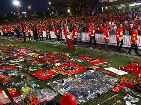 Des milliers de fans des Flames se rassemblent pour une veillée aux chandelles en mémoire de Johnny et Matthew Gaudreau