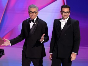 Les hôtes Eugene Levy et Dan Levy s'expriment sur scène lors de la 76e Primetime Emmy Awards au Peacock Theatre, le dimanche 15 septembre 2024, à Los Angeles.