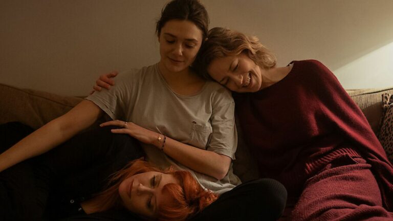 Elizabeth Olsen, Natasha Lyonne et Carrie Coon échangent des anecdotes sur leur passage au théâtre, et je pourrais vraiment les écouter parler pendant des heures
