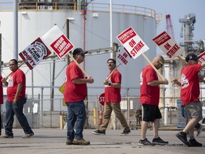 Les membres du syndicat des Teamsters font du piquetage devant la raffinerie Marathon Petroleum de Detroit le 4 septembre 2024 à Detroit, Michigan.