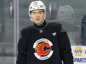 Hunter Brzustewicz, ou « Brew », fait tourner les têtes au camp d’entraînement des Flames