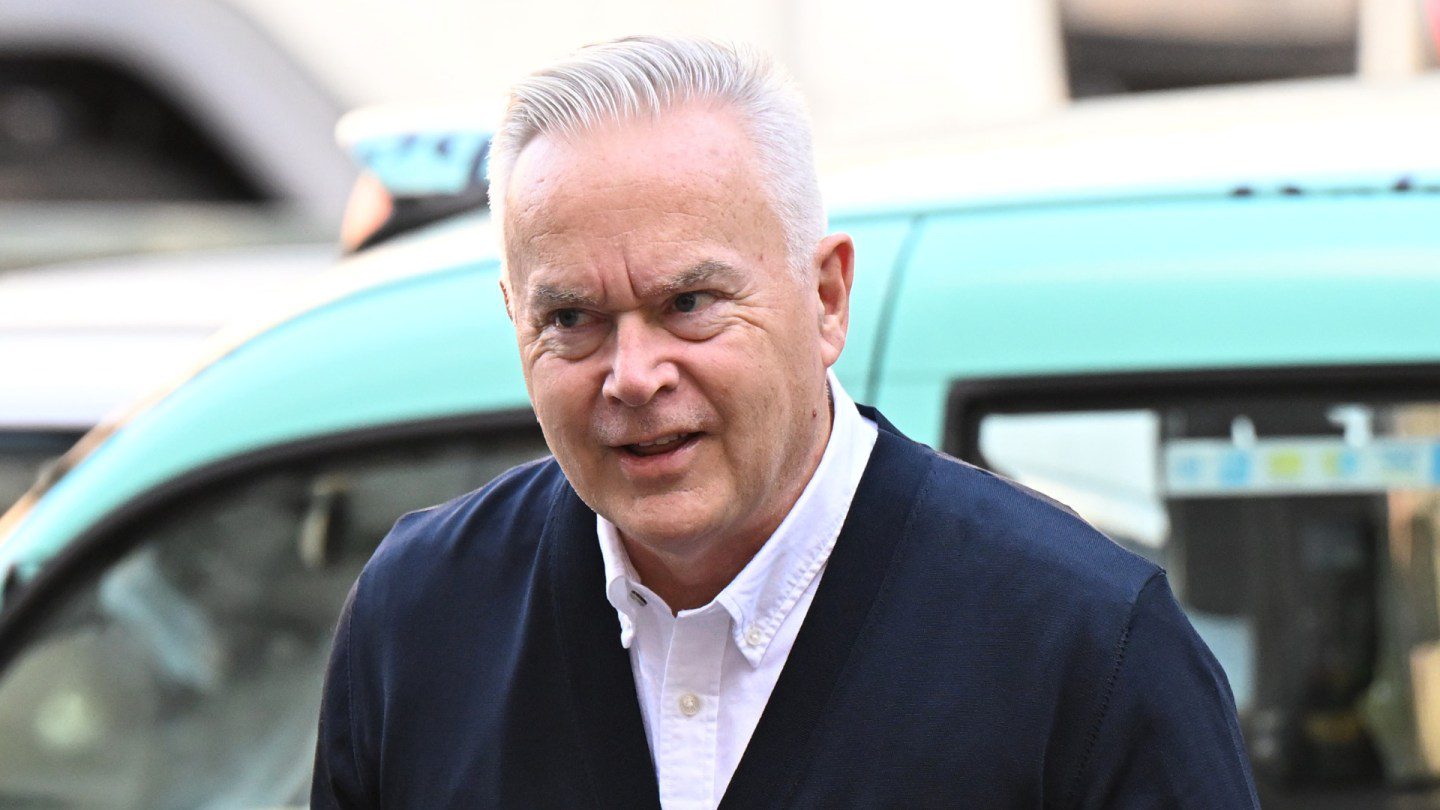 Huw Edwards, ancien présentateur de la BBC en disgrâce, condamné à 6 mois de prison avec sursis pour des images d'abus sexuels sur des enfants
