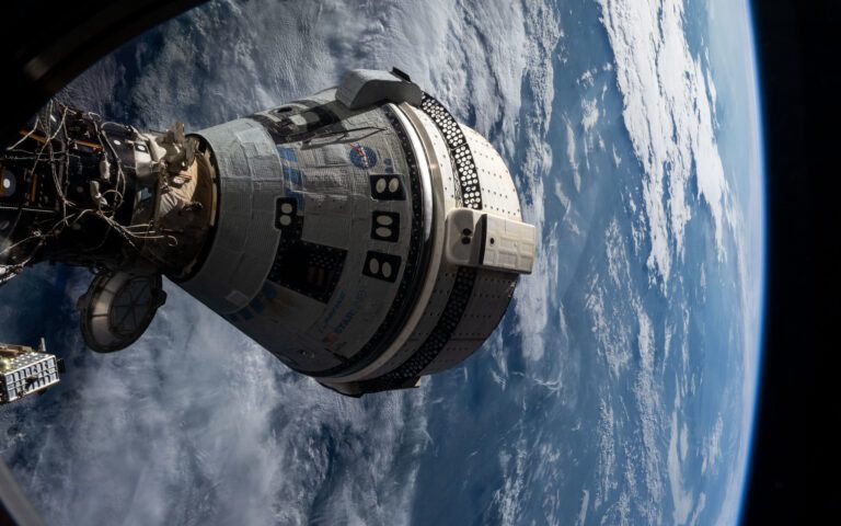 Il y a maintenant un son effrayant, semblable à celui d’un sonar, qui provient de l’un des haut-parleurs du Starliner