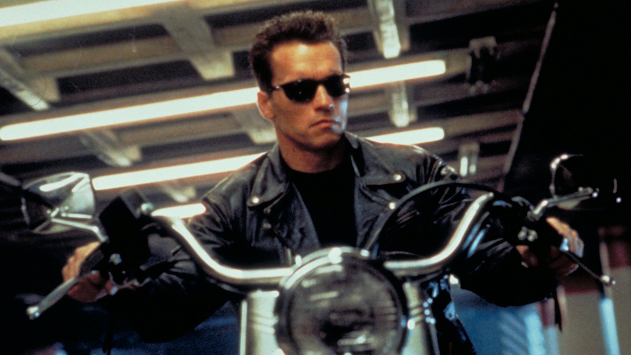 Arnold Schwarzenegger assis sur une moto dans Terminator 2 : Le Jugement dernier