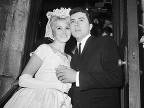 James Darren et sa femme Evy Norlund s'embrassent après leur mariage à la cathédrale Saint-Patrick de New York, le 6 février 1960.