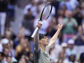 Jannik Sinner, d'Italie, réagit après avoir battu Jack Draper, de Grande-Bretagne, lors de la demi-finale du simple messieurs des championnats de tennis de l'US Open, vendredi 6 septembre 2024, à New York.