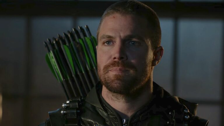 « Je n'ai pas du tout apprécié ça » : Stephen Amell a répondu à Peacemaker qui a attaqué Green Arrow et à la manière « excessive » dont l'Arrowverse a été critiqué
