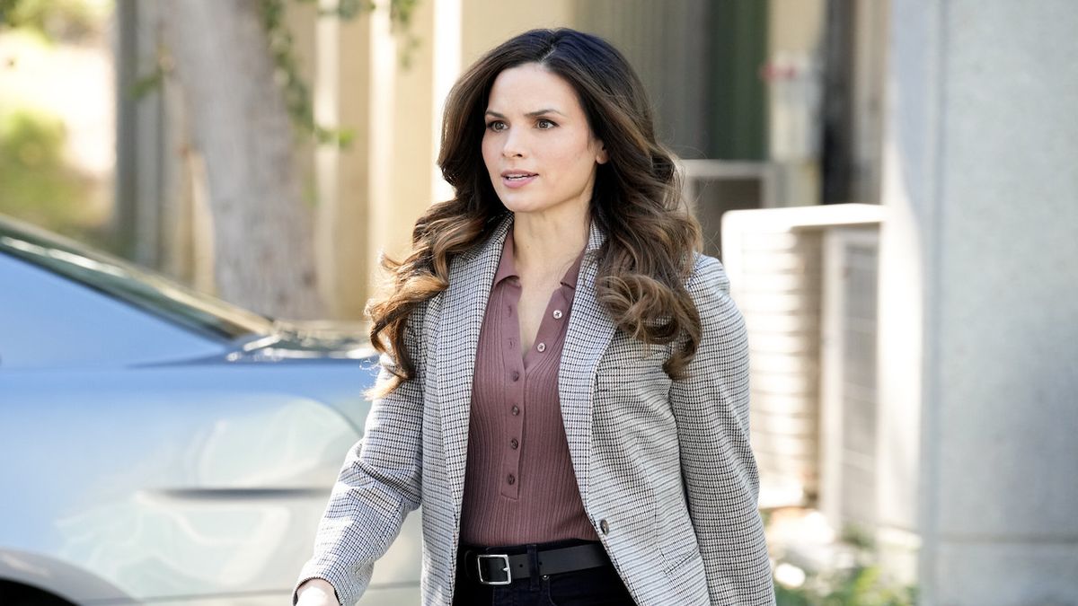 Katrina Law&#039;s Jessica Knight walking away from silver car in NCIS