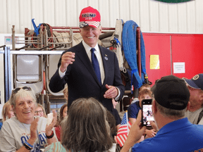 Joe Biden porte le chapeau de Trump lors d’une séance photo embarrassante