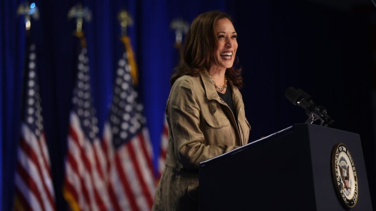 Kamala Harris se rend à Los Angeles pour une collecte de fonds de stars : « C'est bon d'être à la maison »
