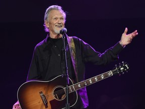 Le chanteur/compositeur Kris Kristofferson se produit lors du NSAI 50 Yearsof Songs au Ryman Auditorium le 20 septembre 2017 à Nashville, Tennessee.