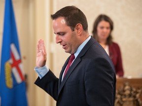 Le ministre de l’Éducation Demetrios Nicolaides prête serment au sein du cabinet, à Edmonton, le 9 juin 2023.