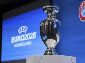 DOSSIER - Le trophée de l'UEFA Euro est photographié après que la Grande-Bretagne et l'Irlande ont été élues pour accueillir le tournoi de football Euro 2028 lors de la cérémonie d'annonce des hôtes de l'UEFA EURO 2028 et 2032 après le Comité exécutif de l'UEFA, au siège de l'UEFA, à Nyon, en Suisse, le 10 octobre 2023.