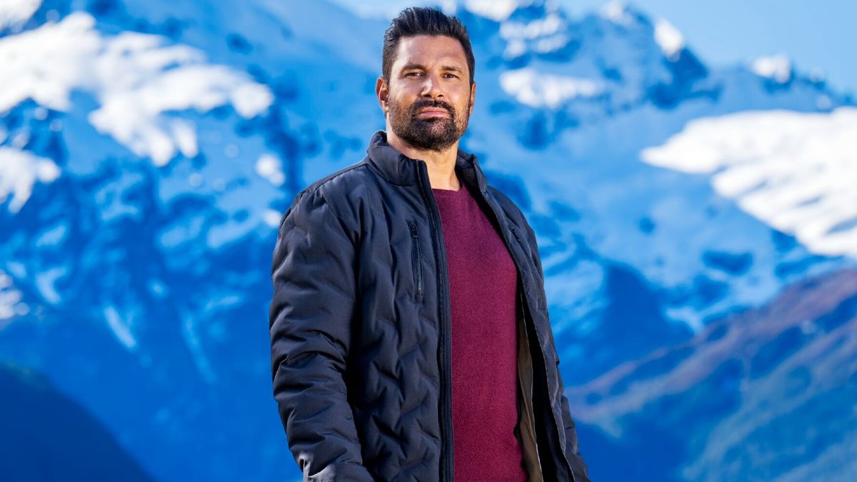 Manu Bennett posing in front of the mountain