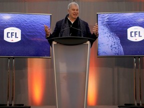 Le commissaire de la LCF, Randy Ambrosie, s'exprime lors d'une conférence de presse à Victoria, en Colombie-Britannique, le 29 novembre 2023.