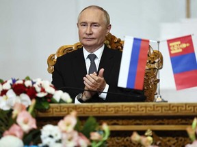 Sur cette photographie de groupe diffusée par l'agence d'État russe Sputnik, le président russe Vladimir Poutine assiste à une cérémonie de signature avec le président de la Mongolie à la suite de leurs entretiens à Oulan-Bator, le 3 septembre 2024.