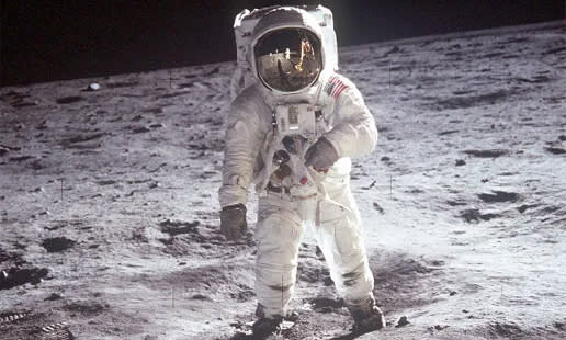 Image classique de Buzz Aldrin en combinaison d'astronaute sur la surface de la Lune.