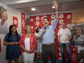 Le premier ministre Justin Trudeau s'exprime au bureau de circonscription de Laura Palestini, candidate libérale dans LaSalle--Émard--Verdun à Montréal, le 11 août. Dans la dernière ligne droite d'une campagne électorale partielle montréalaise largement considérée comme un référendum sur le leadership du premier ministre Justin Trudeau, la candidate libérale Laura Palestini veut que les gens se concentrent sur elle, et non sur son chef.