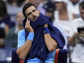 Novak Djokovic, de Serbie, s'essuie le visage lors d'un match de troisième tour contre Alexei Popyrin, d'Australie, des championnats de tennis de l'US Open, vendredi 30 août 2024, à New York.