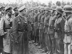 La divulgation des noms de 900 présumés criminels de guerre nazis qui ont fui au Canada pourrait embarrasser le gouvernement fédéral, ont déclaré des bureaucrates