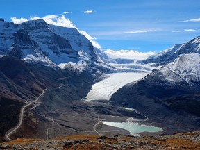 Le glacier Athabasca s'écoule des champs de glace Columbia le dimanche 27 septembre 2020.