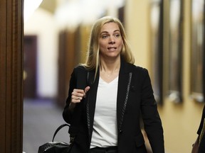 La ministre du Patrimoine canadien, Pascale St-Onge, arrive à une réunion du caucus sur la Colline du Parlement à Ottawa le 19 juin 2024. St-Onge est sur le point d'entrer dans l'histoire en devenant la première ministre ouvertement lesbienne à prendre un congé parental lorsque sa femme accouche dans le semaines à venir.LA PRESSE CANADIENNE/Sean Kilpatrick