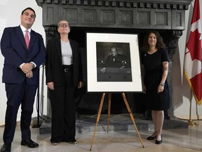 De gauche à droite, Nicola Cassinelli, avocat italien et collectionneur d'art occasionnel, la sous-ministre du Patrimoine culturel canadien, Isabelle Mondou et l'ambassadrice du Canada en Italie, Elissa Golberg, posent à côté d'un portrait photographique connu sous le nom de "Le lion rugissant," Photo prise par le photographe Yousuf Karsh en 1941 du premier ministre britannique Winston Churchill, volée au Canada en 2022 et restituée lors d'une cérémonie à l'ambassade du Canada à Rome, le jeudi 19 septembre 2024.