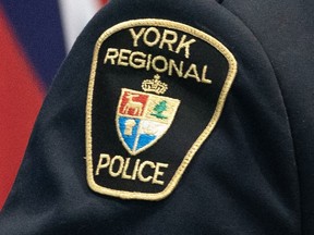 Un écusson de la police régionale de York est exposé le 19 décembre 2022 à Aurora, en Ontario.