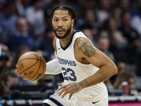 Le garde des Memphis Grizzlies, Derrick Rose, se dirige vers le panier contre les Charlotte Hornets.