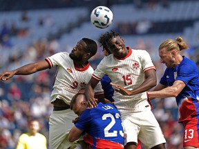 L'attaquant canadien Cyle Larin (9) et le défenseur Moïse Bombito (15) se disputent le ballon avec les défenseurs américains Tim Ream (13) et Kristoffer Lund (23), le samedi 7 septembre 2024, à Kansas City, Missouri.