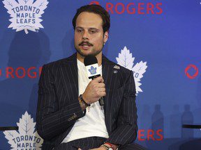 Le capitaine des Leafs, Auston Matthews, s’est battu avec Steve Nash lors de matchs de tennis d’été