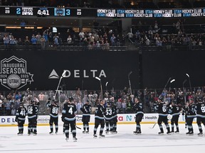 Le Utah Hockey Club salue les fans après avoir battu les Kings de Los Angeles en prolongation lors d'un match de pré-saison le 23 septembre 2024 au Delta Center de Salt Lake City, Utah.