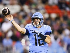 Le quart-arrière des Argonauts de Toronto, Chad Kelly (12), lance le ballon lors de la première mi-temps de la LCF contre les Roughriders de la Saskatchewan à Toronto le 22 août 2024.