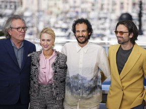 Martin Donovan, de gauche à droite, Maria Bakalova, le réalisateur Ali Abbasi et Sebastian Stan posent pour les photographes lors de la séance photo du film « The Apprentice » au 77e festival international du film, Cannes, dans le sud de la France, le mardi 21 mai 2024.