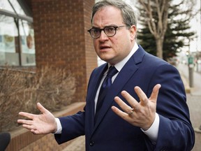 Le commentateur politique franc Ezra Levant de Rebel News arrive à la Law Society of Alberta à Calgary le mercredi 2 mars 2016.