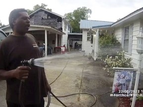 Cette image capturée à partir d'une vidéo de caméra corporelle publiée par le service de police de Childersburg et fournie par l'avocat Harry Daniels montre Michael Jennings, à gauche, à Childersburg, en Alabama, le 22 mai 2022.