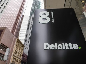 La signalisation Deloitte est représentée dans le quartier financier de Toronto, le vendredi 8 septembre 2023.