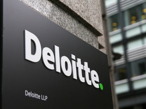 Un logo Deloitte est représenté sur un panneau à l'extérieur des bureaux de la société à Londres le 25 septembre 2017.