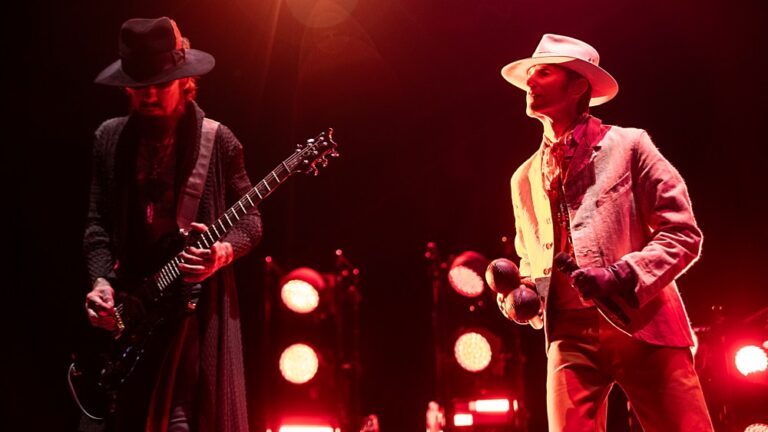 L'épouse de Perry Farrell raconte de manière dramatique pourquoi il a agressé Dave Navarro pendant l'émission Jane's Addiction : « Perry était une bête folle pendant la demi-heure qui a suivi » Plus de Variety Les plus populaires À lire absolument Inscrivez-vous aux newsletters de Variety Plus de nos marques
	
	
