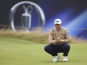 Mackenzie Hughes, du Canada, aligne un putt sur le 13e green lors de sa première ronde des championnats de golf de l'Open britannique au club de golf Royal Troon à Troon, en Écosse, le jeudi 18 juillet 2024. Les Canadiens Taylor Pendrith, Corey Conners et Hughes ont été nommés dans l'équipe internationale pour la prochaine Presidents Cup à Montréal.