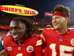 (LR) Xavier Worthy #1 et le quart-arrière Patrick Mahomes #15 des Chiefs de Kansas City célèbrent leur victoire 27-20 sur les Ravens de Baltimore au stade Arrowhead le 5 septembre 2024 à Kansas City, Missouri.ACA