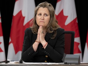 La vice-première ministre et ministre des Finances, Chrystia Freeland, écoute une question lors d'une conférence de presse, le mardi 21 mai 2024 à Ottawa.