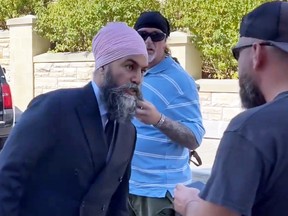 Jagmeet Singh et deux hommes.