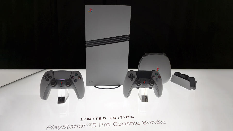 Manettes PlayStation 5 Pro et DualSense — édition 30e anniversaire