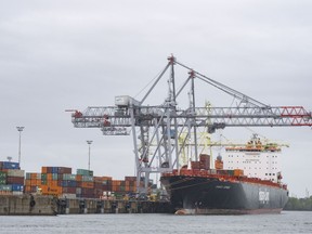 Le syndicat représentant les débardeurs du port de Montréal affirme que le travail dans deux terminaux pourrait être interrompu la semaine prochaine, le syndicat ayant déposé aujourd'hui un préavis de grève de 72 heures. Un porte-conteneurs est chargé dans le port de Montréal, le mardi 19 septembre 2023.