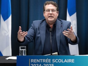 Le ministre de l'Éducation du Québec, Bernard Drainville, fait le point sur la situation de la rentrée scolaire cette année lors d'une conférence de presse, le vendredi 16 août 2024, à Montréal.