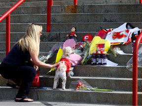 Les fans affluent au Saddledome en signe d’amour et d’appréciation pour Gaudreau