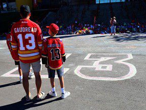 Les fans des Flames continuent de pleurer Johnny Gaudreau, dont on se souvient pour son humilité et son style inspirant