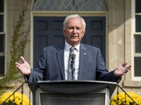 Le chef progressiste-conservateur Blaine Higgs s'adresse aux médias à l'extérieur de la Maison du gouvernement après avoir rencontré la lieutenante-gouverneure Brenda Murphy à Fredericton, le jeudi 19 septembre 2024.