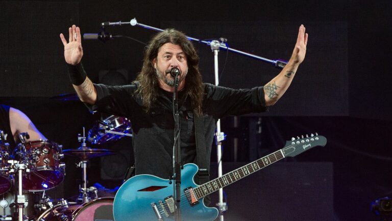 « Les mots ne suffisent pas dans des moments comme ceux-ci », a déclaré un expert en relations publiques après que Dave Grohl, « l'authentique », a annoncé qu'il avait un enfant hors mariage
